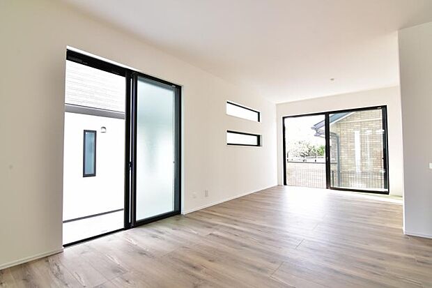 光と風があふれる開放的なリビングダイニングには自然と家族みんなが集まってきます。明るく穏やかな空気の中で幸せを感じさせてくれる場所です。