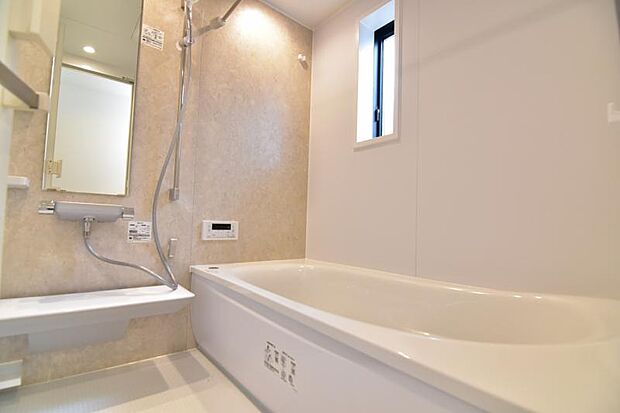 高級感を演出する内装の浴室は、心休まるくつろぎのスペースにも癒しのスペースにもなる空間です。