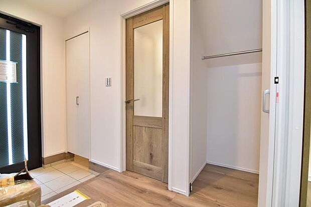 玄関横には空間を効率的に利用し、コートなどを掛けられる収納スペースを確保。一日の始まりと終わりを美しく演出します。