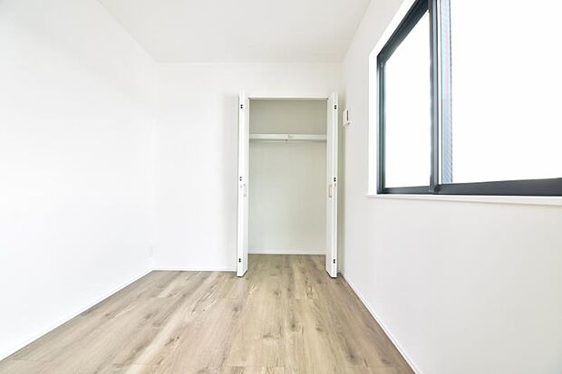 クローゼットには棚やハンガーパイプが備えられているので、大切なお洋服にしわを付けずにそのまましまうことが出来ます。