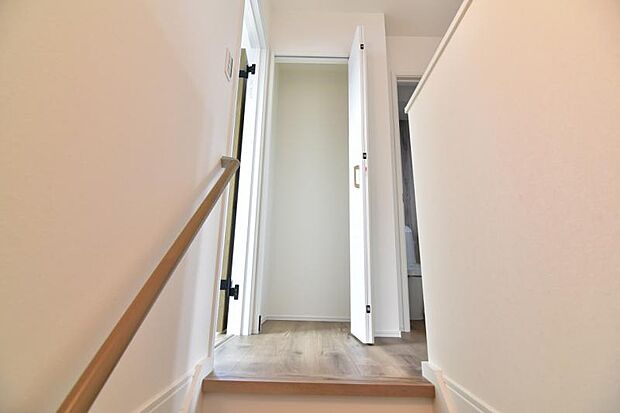 階段上ホールに備えられたクローゼット。普段使わないものなども収納可能ですので、居室を広く使うことが出来ます。