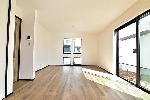 光と風があふれる開放的なリビングダイニングには自然と家族みんなが集まってきます。