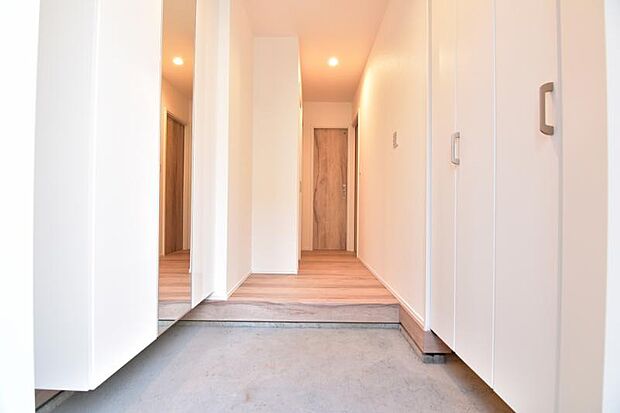 上質感漂う玄関と廊下。居住者の帰り・訪れる方を優しく迎える、安らぎに満ちた生活空間を予感させます。 