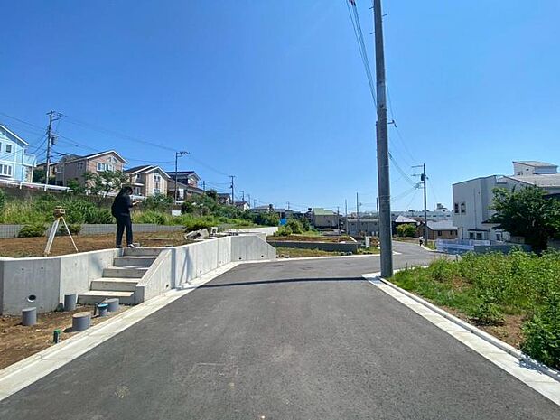 近くにはお買い物に便利なコンビニやスーパーがそろっていて、生活しやすい環境になっています