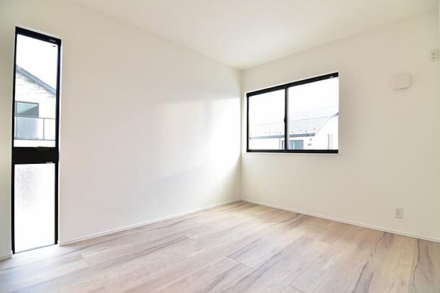 陽光も降り注ぐ明るく開放的な空間が魅力的。時を忘れて過ごす場所として過ごせるお部屋。 