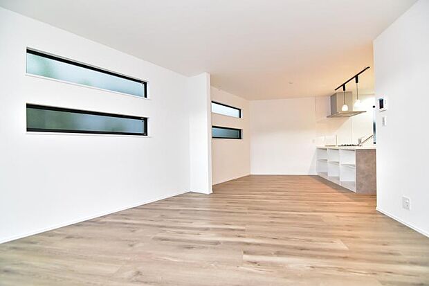 ゆとりあるキッチンスペースを備えるリビングは家族が1番くつろげる癒しの空間。動線を繋ぐリビングin階段で開放的な室内に挨拶の声が元気に響きます。