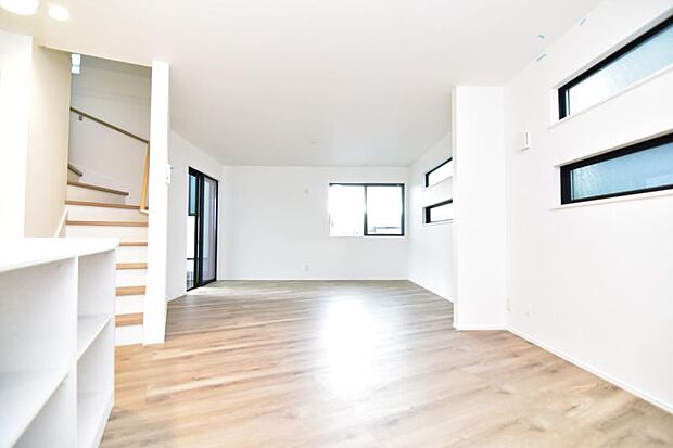 ソファーやダイニングテーブルを置いてもゆとりのある広々リビングです。ご家族みなさんで寛げる空間をぜひ現地で体感してみてください。