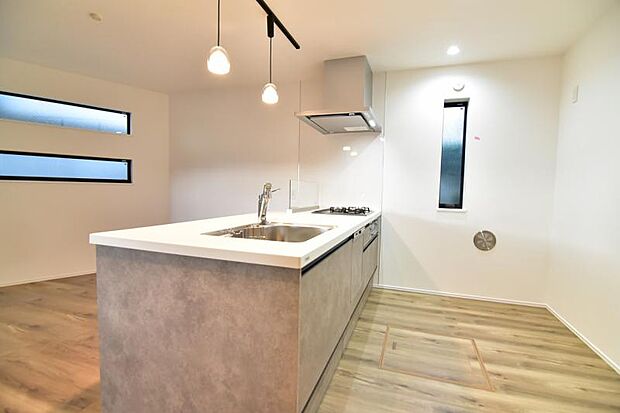 キッチンはリビングダイニングを見渡せるオープンタイプの対面キッチン。サイドにはパントリーを造作して、キッチンスペースをゆったりと使えます。