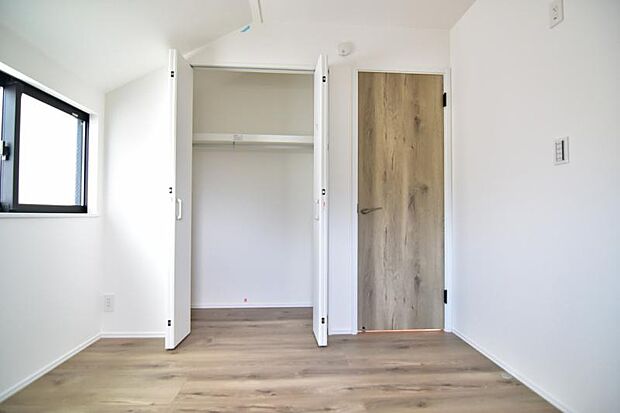 クローゼットには棚やハンガーパイプが備えられているので、大切なお洋服にしわを付けずにそのまましまうことが出来ます。思い出と一緒に大切に保管しましょう。