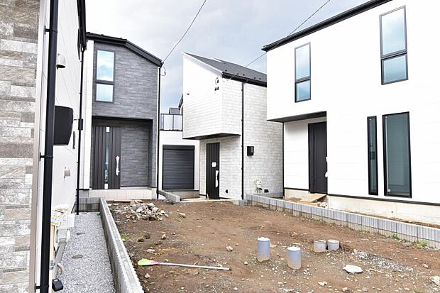 玄関につながる駐車スペースなので重い荷物の出し入れの負担を最小限に抑えられます。小さなお子様も安心・安全の乗り降りが出来ますね。