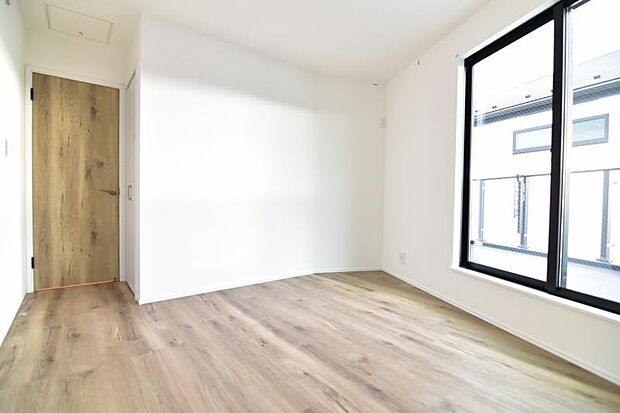 窓から注がれる光で家族とのコミュニケーションも明るくなりそうな居室です。