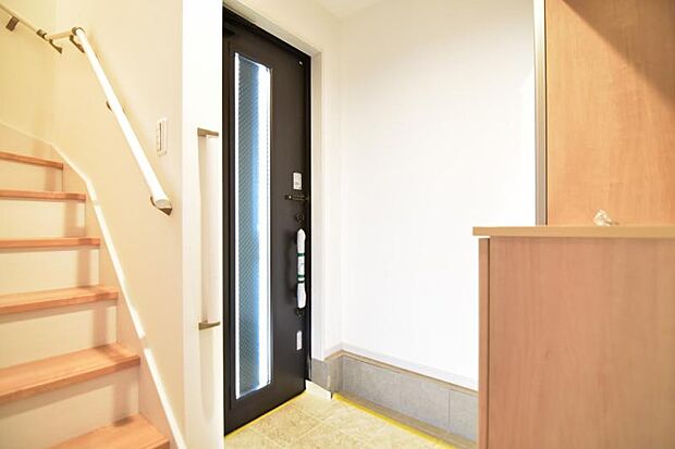 一日の始まりと終わりはこちらの玄関から。今後ご家族の「行ってきます」「ただいま」が行き交う空間となるでしょう。