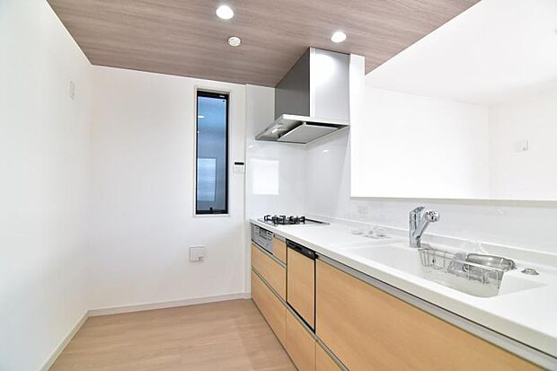 広々としたシステムキッチンは2人で立っても窮屈さを感じさせません。お休みの日にご家族みんなでお料理を楽しめます。