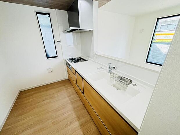 広々としたシステムキッチンは2人で立っても窮屈さを感じさせません。お休みの日にご家族みんなでお料理を楽しめます。