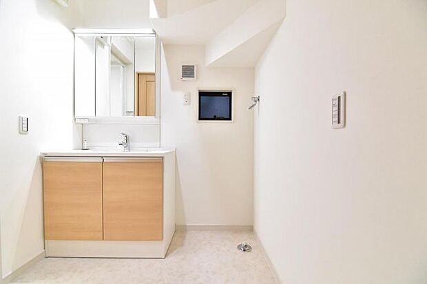 清潔感のあるワイドな洗面台は収納力もあり、いつでもすっきりとした洗面室に。