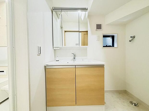 清潔感のあるワイドな洗面台は収納力もあり、いつでもすっきりとした洗面室に。