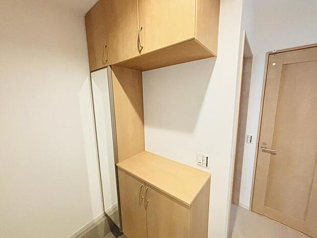 背の高い大型のシューズボックスには靴やブーツなどがたくさん収納可能。