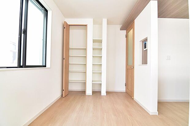 リビング内に設けられた収納です。普段使わないものなども収納可能ですので、居室を広く使うことが出来ます。
