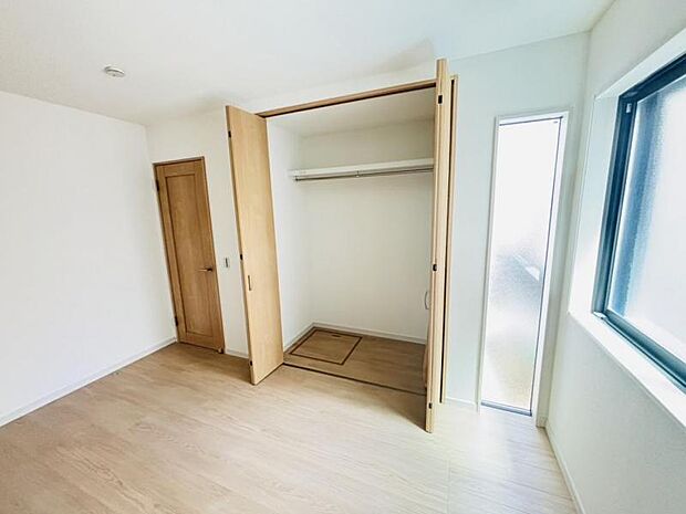 大きなクローゼット。お子様のオモチャはもちろん、パパのスーツやママのバッグまでたっぷり収納できそうですね。