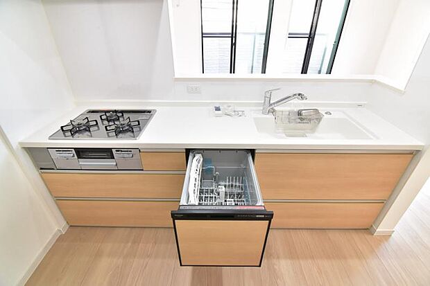 対面式システムキッチン キッチンはご家族との会話が楽しめる対面式タイプを採用。リビングで遊ぶお子様の様子をうかがいながらお料理もできます。