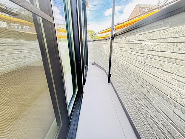 陽の光に照らされるバルコニーを爽やかな涼風が吹き抜けていきます。心を落ち着かせ開放してくれる眺望が今日も家族を包み込みます。