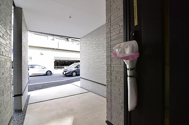 玄関につながる駐車スペースなので重い荷物の出し入れの負担を最小限に抑えられます。小さなお子様も安心・安全の乗り降りが出来ますね。