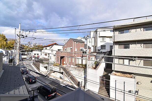 ほっと一息つきたい時に望むこの眺望。リラックスできる空間になりますね。