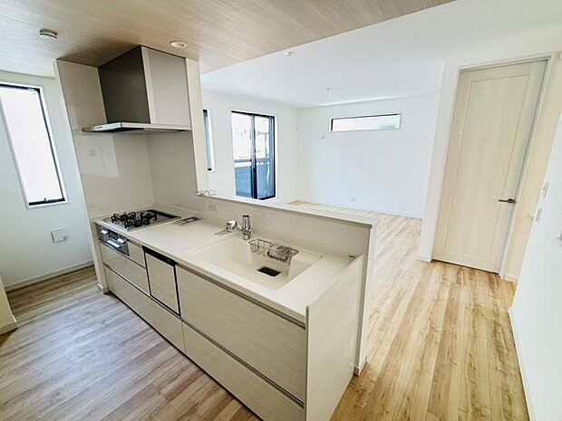 ゆとりあるキッチンスペースを備えるリビングは家族が1番くつろげる癒しの空間。動線を繋ぐリビングin階段で開放的な室内に挨拶の声が元気に響きます。