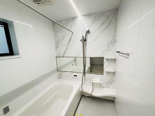 高級感を演出する内装の浴室は、心休まるくつろぎのスペースにも癒しのスペースにもなる空間です。