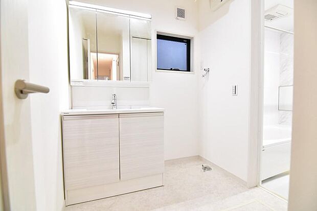 一日の始まりと終わりを心地よく演出してくれるパウダールーム。ホワイトで統一されたワイドな洗面台は収納力もあり、いつでもすっきりとした洗面室に。