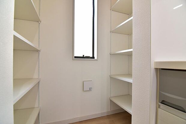 キッチン横には、可動棚のオープンスペースを確保。パントリーとしてお使いいただけるほか、日用品や掃除道具を収納するスペースとして活用できます。