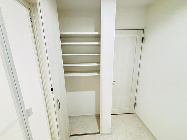 洗面室には、空間を効率的に利用し収納スペースを確保。一日の始まりと終わりを美しく演出します。