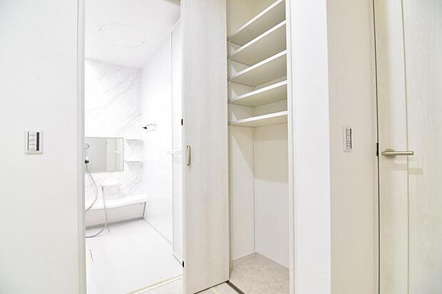 洗面室には、空間を効率的に利用し収納スペースを確保。一日の始まりと終わりを美しく演出します。