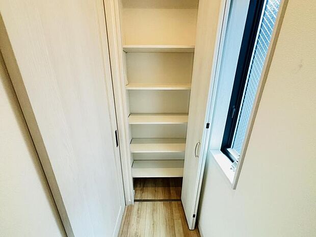 廊下に設けられた収納スペースです。普段使わないものなども収納可能ですので、居室を広く使うことが出来ます。