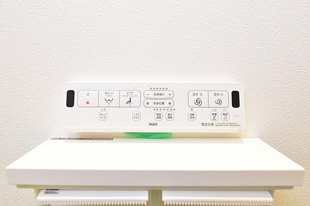 シャワートイレ　シャワートイレを標準装備。操作パネルで、洗浄機能や温度設定などもラクラク設定できます。