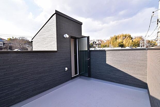 陽の光に照らされるバルコニーを爽やかな涼風が吹き抜けていきます。心を落ち着かせ開放してくれる眺望が今日も家族を包み込みます。