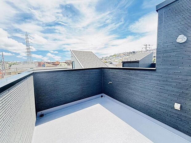 陽の光に照らされるバルコニーを爽やかな涼風が吹き抜けていきます。心を落ち着かせ開放してくれる眺望が今日も家族を包み込みます。