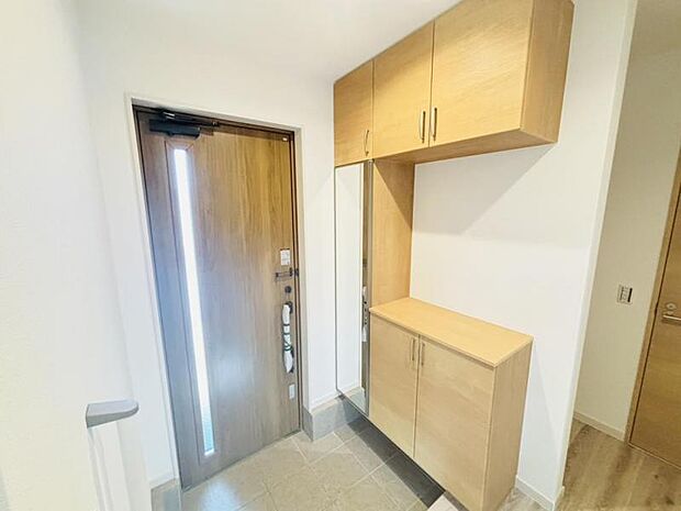 雑多な玄関ではなくスッキリ空間としてお家の顔になるよう設計いたしました。