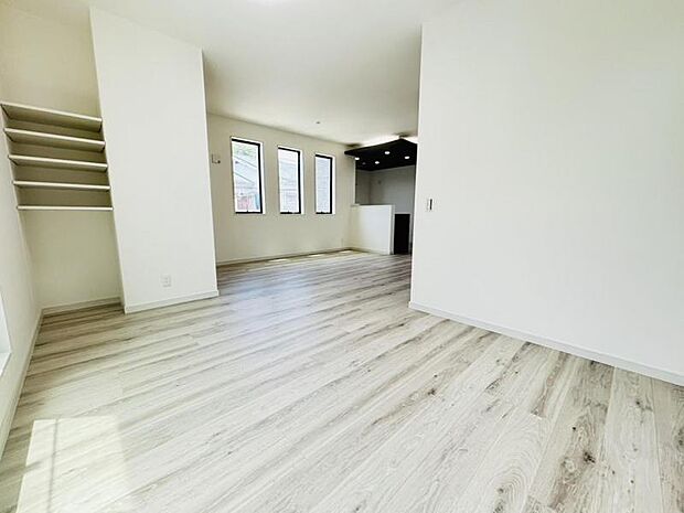 ソファーやダイニングテーブルを置いてもゆとりのある広々リビングです。ご家族みなさんで寛げる空間をぜひ現地で体感してみてください。