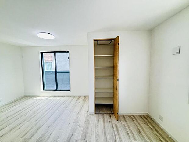 快適に過ごす条件は、一人ひとり違います。飾リ過ぎないシンプルな内装と偏り過ぎないデザインで統一しております。居住していく中であなただけの【マイホーム】に創り上げて下さい。