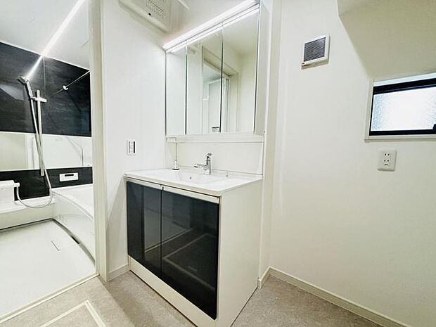 一日の始まりと終わりを心地よく演出してくれるパウダールーム。ホワイトで統一されたワイドな洗面台は収納力もあり、いつでもすっきりとした洗面室に。