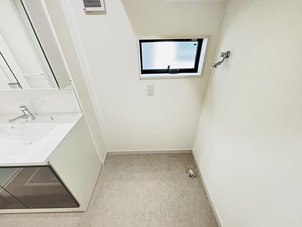 洗濯機置き場は通風や換気も考えられております。