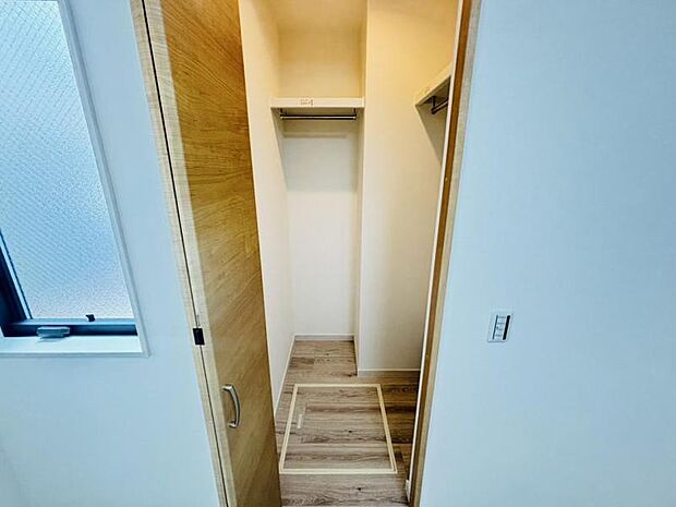 ウォークインクローゼットには普段使わない季節用品やトランクなど、大きなものもラクラク収納できます。