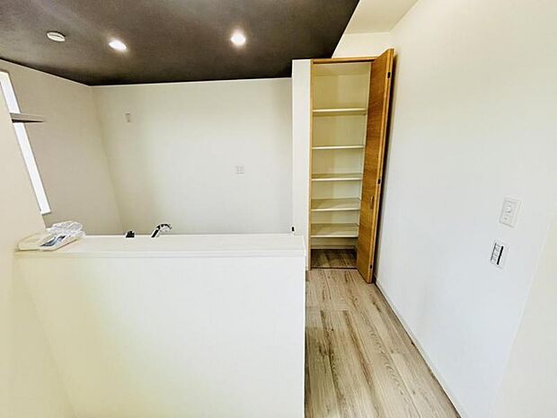 キッチン横には、可動棚のオープンスペースを確保。パントリーとしてお使いいただけるほか、日用品や掃除道具を収納するスペースとして活用できます。
