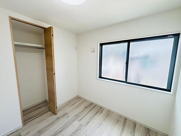 クローゼットには棚やハンガーパイプが備えられているので、大切なお洋服にしわを付けずにそのまましまうことが出来ます。思い出と一緒に大切に保管しましょう。