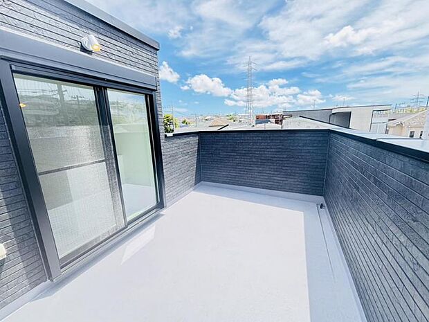 暮らしの中で光と風を演出してくれるバルコニーには陽光が燦々と降り注ぎます。お布団もお洗濯物もたくさん乾きそうです。ぜひ現地で陽当りの良さをご確認ください。