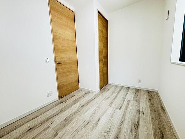 お子様が勉強など出来る自分のお部屋のご用意もございます。二段ベッドや大型のタンスなどの配置も可能です。