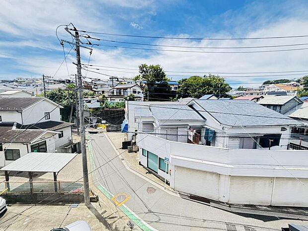 この開放感ある眺望と共に閑静な住宅街の季節感を演出する四季折々の変化を楽しめる心地よい場所となることでしょう。