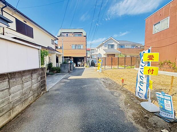 前面道路は車通りの少ない道です。小さなお子様も安心してお過ごしいただけます。