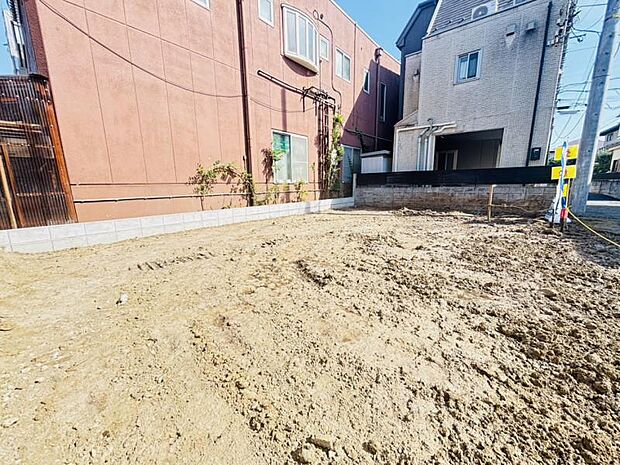 車庫スペース2台可。近隣には病院や公園があり、生活利便性に優れています。地域密着の営業スタッフが周辺環境も合わせてご案内いたします。